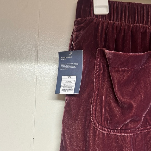 Universal Thread Maroon Cargo Joggers. Velour like material - Picture 5 of 12